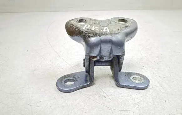 Toyota Verso Front door lower hinge 