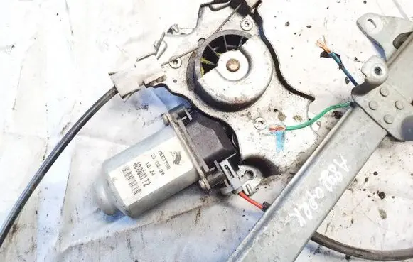 Nissan Primera Front door window regulator motor 400601t2