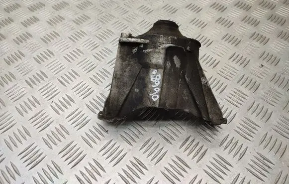 Honda CR-V Engine mount bracket