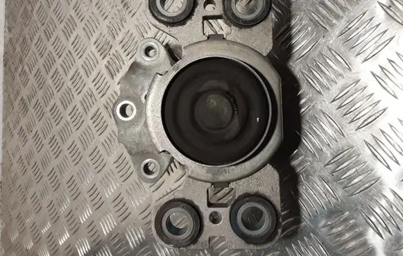 Volvo XC60 Engine mount bracket