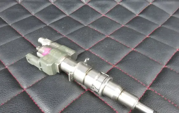 BMW 3 E90 E91 Fuel injector 7589048
