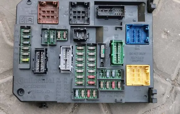 Peugeot 508 Fuse module 9664992380 013793 610496140