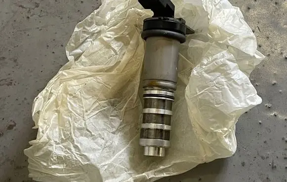 BMW 5 F10 F11 Camshaft vanos timing valve 8605123