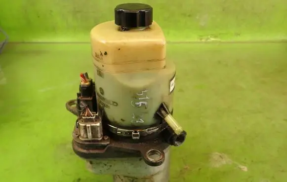 Ford Focus Power steering pump 4M513K514BD