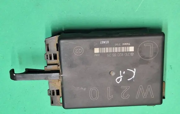 Mercedes-Benz E W210 Seat control module 2108206526 3186