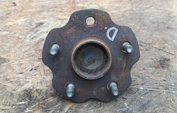 Toyota Avensis T270 Rear wheel hub