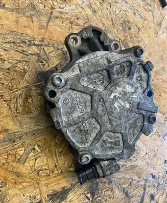 Skoda Octavia Mk2 (1Z) Vacuum pump 03L145100