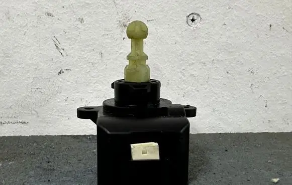 Opel Corsa E Headlight level adjustment motor 01055300 01055300AC