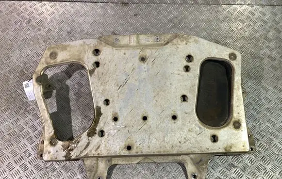 Land Rover Discovery 5 Engine splash shield/under tray PLA7E063C
