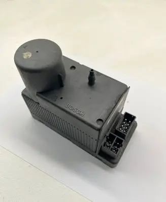 Mercedes-Benz E W210 Central locking vacuum pump 0132006331
