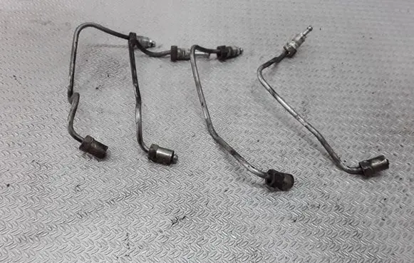 Fuel injector supply line/pipe
