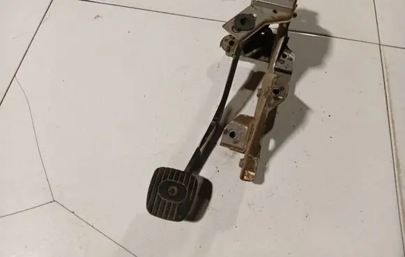 Nissan Note (E11) Clutch pedal 