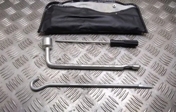 Nissan Leaf I (ZE0) Tool set 