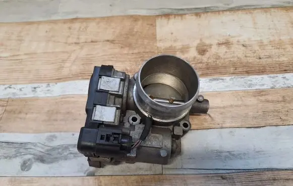 Volkswagen Touran I Throttle valve 03C133062D 03C133062