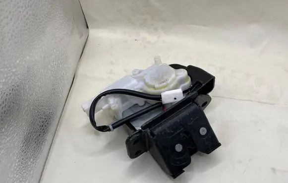 Mazda 3 III Rear glass lock/latch C395 EH1062310