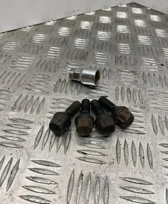 BMW 5 E60 E61 Anti-theft wheel nuts and lock 