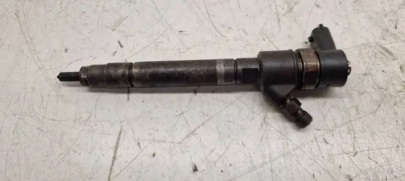 Volvo V70 Fuel injector 30777526