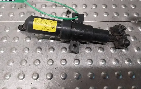 Ford Mondeo Mk III Headlight washer spray nozzle 1S71-13L014-AE