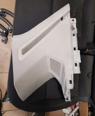 Volkswagen Touareg III (D)pillar trim (top) 760867246L