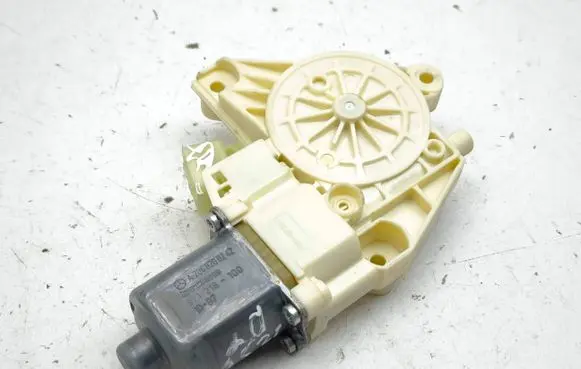 Mercedes-Benz GLK (X204) Front door window regulator motor A2048200242 971218100