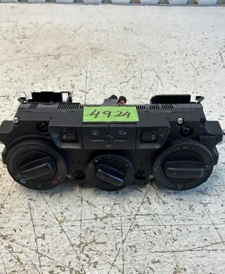 Volkswagen Touran I Climate control unit