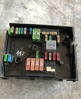 Volkswagen Golf V Fuse module 1K0937125A