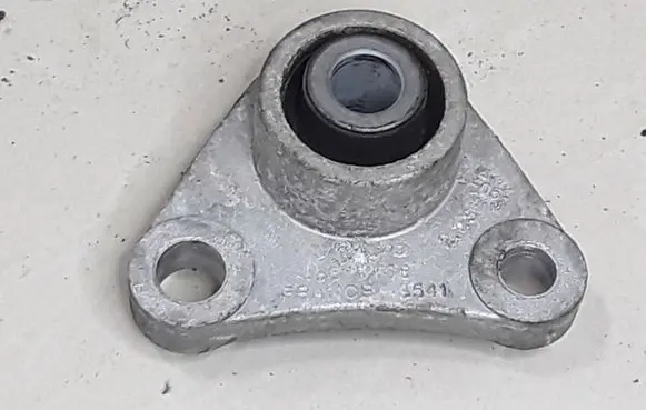 Volvo S60 Engine mount bracket 8666205