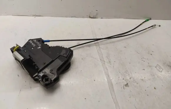 Toyota Auris 150 Front door lock 6904002210