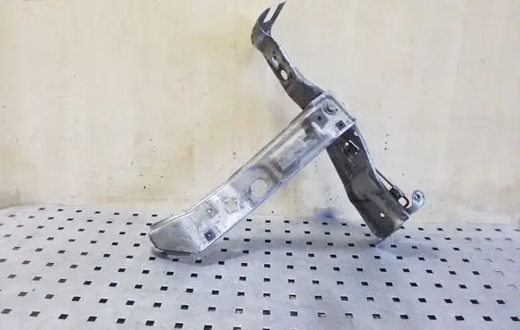 Audi A6 S6 C4 4A Radiator mount bracket 4A0805807