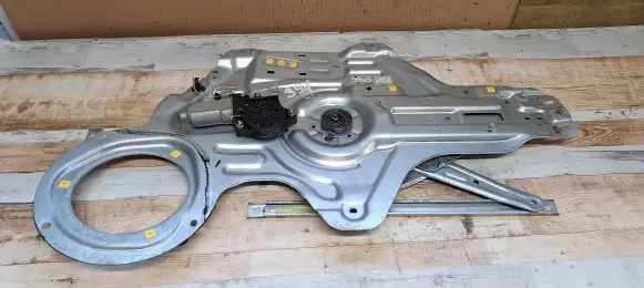 KIA Cerato Front door window regulator with motor 824802F020