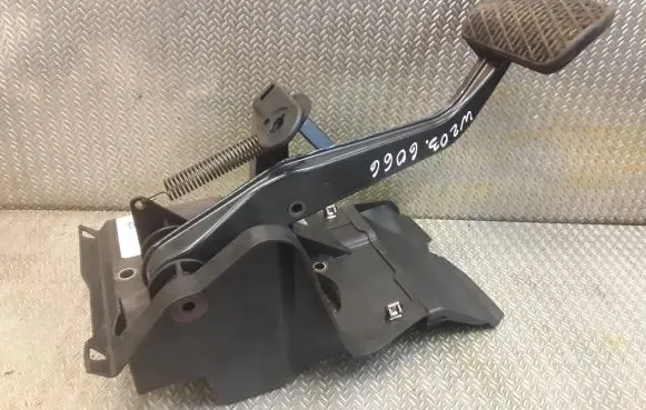 Mercedes-Benz C W203 Brake pedal 2032901001 A2032901001