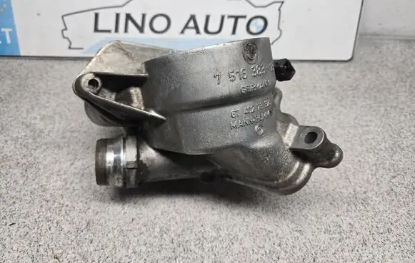 BMW 5 E60 E61 Oil filter mounting bracket 7516383 6740273326 7525333