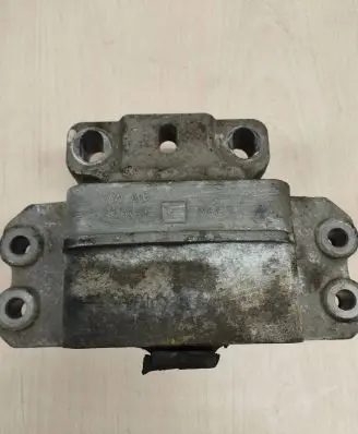 Volkswagen Touran I Engine mount bracket 1K0199555