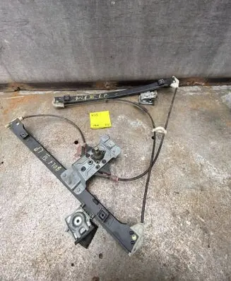 Volkswagen Golf III Front door manual window regulator 