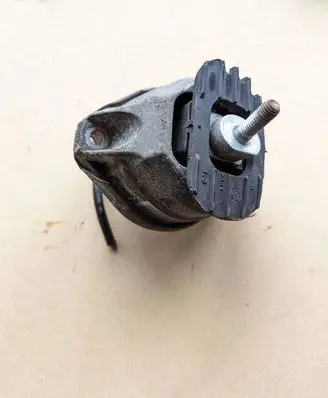 BMW 5 E60 E61 Engine mount bracket 6775028 15934612
