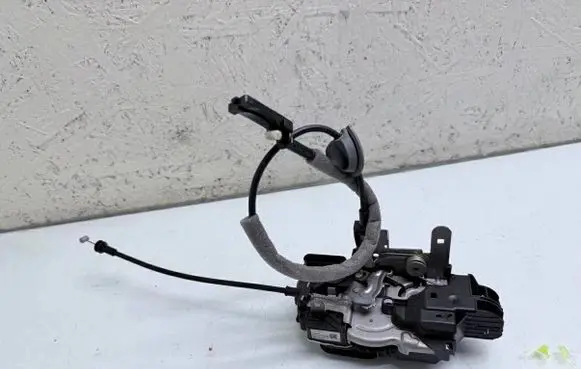 Volvo V40 Front door lock 31440390