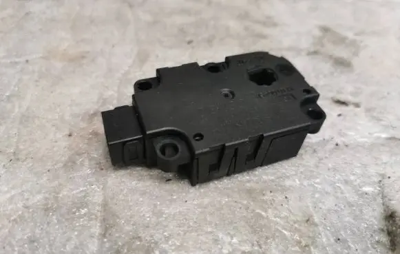 Mercedes-Benz B W246 W242 Intake manifold valve actuator/motor CZ1139300857 ZBAT0645D09