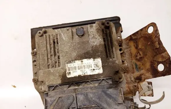 Opel Astra H Engine control unit/module 0281011943