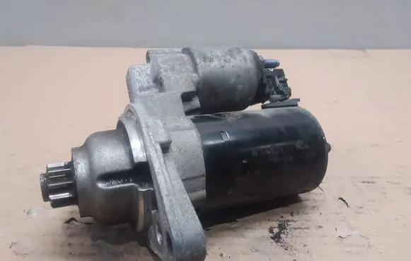 Volkswagen Golf V Starter motor 000121408 02Z911023E