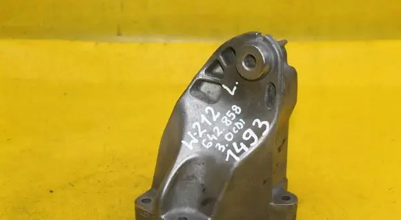 Mercedes-Benz E W212 Engine mounting bracket A6422232304
