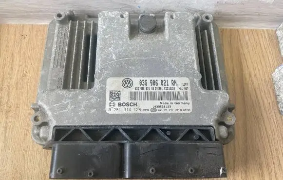 Volkswagen Touran I Engine control unit/module 0281014128 03G906021RN