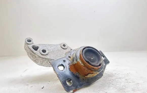 Nissan Qashqai Engine mount bracket F6036100