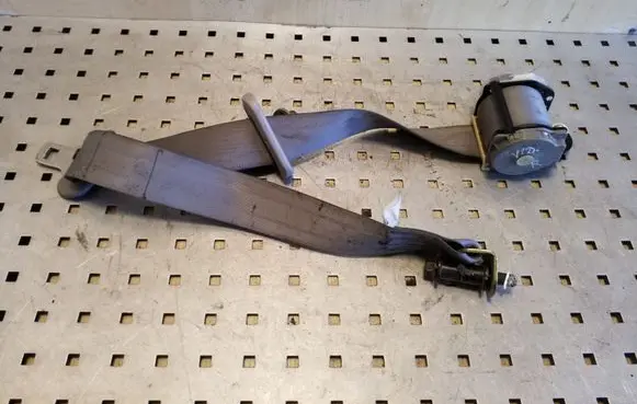 Middle seatbelt (rear)