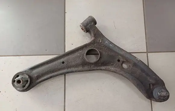 Toyota Yaris Front lower control arm/wishbone