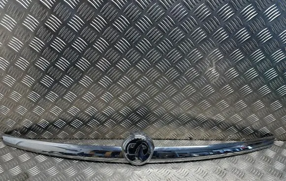 Tailgate trim