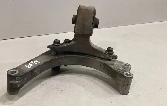Subaru Legacy Engine mounting bracket