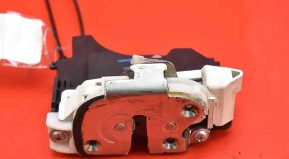 Mitsubishi Lancer VIII Front door lock
