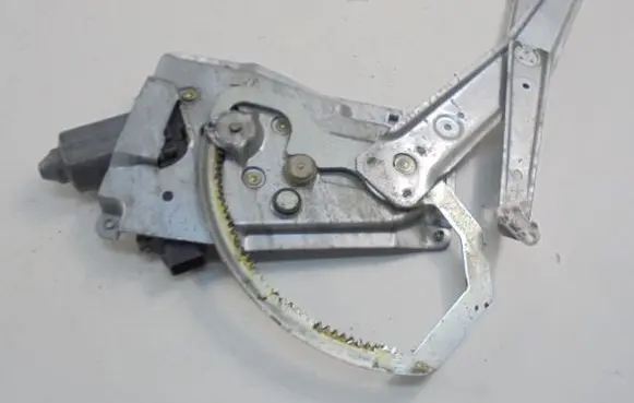 Opel Omega B1 Front door window regulator with motor 90520245
