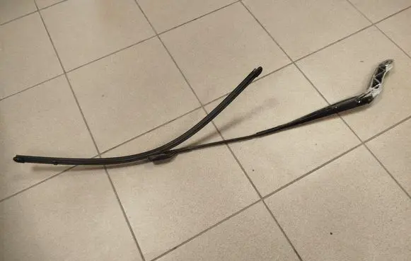 Front wiper blade arm