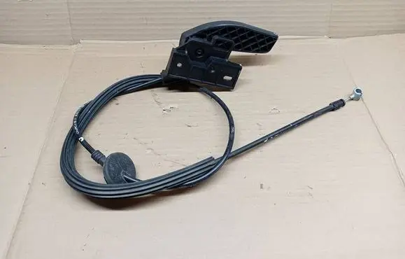 Skoda Octavia Mk3 (5E) Engine bonnet/hood lock release cable 5E0823535B